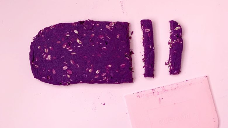 紫薯燕麦磨牙棒,切成长条。