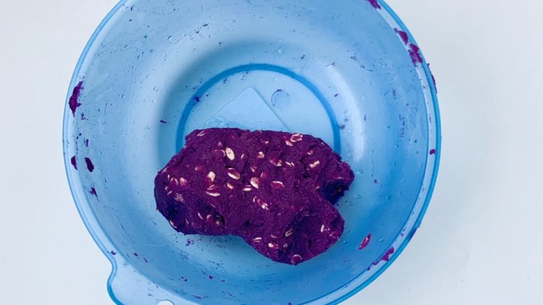紫薯燕麦磨牙棒,和成光滑的紫薯团。
