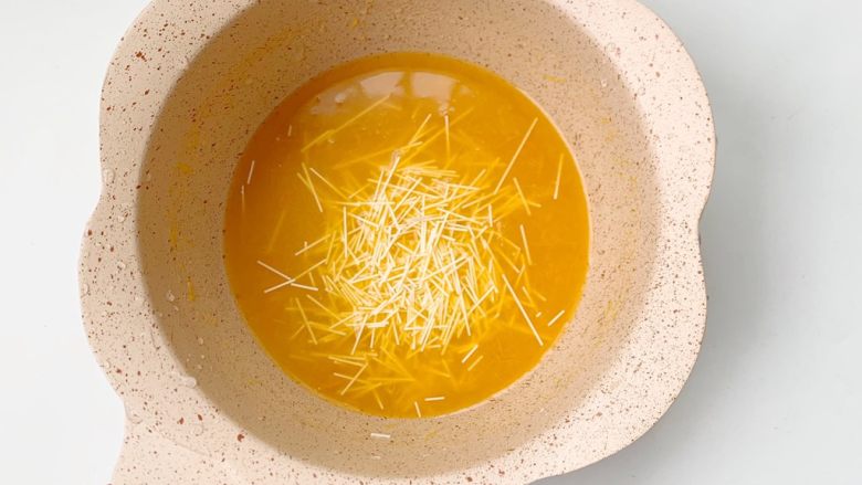 6个月加宝宝辅食：南瓜浓汤碎面,把南瓜和面倒入锅中加入少许的清水（我家饭量小，只用了3分。之一的面）