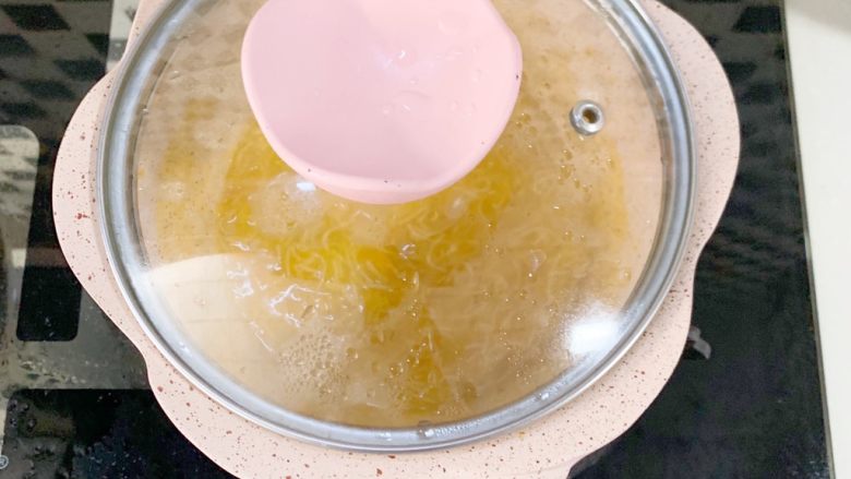 6个月加宝宝辅食：南瓜浓汤碎面,关火焖1分钟