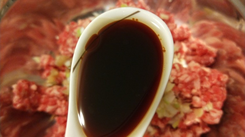羊肉胡萝卜水饺,加入美极鲜酱油。