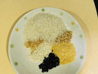健脾养胃粥,将大米，小米，黑米，其他家里有的米都可以放一点，备好