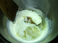 杏仁生牛奶糖,中火加热，并搅拌均匀