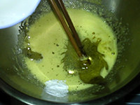 黑芝麻酥球,加入糖浆，小苏打，适量水，搅拌至溶化