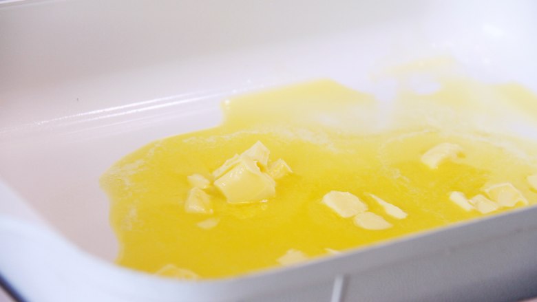 咸蛋黄雪花酥, 将黄油加入不粘锅中，小火加热至完全融化。
