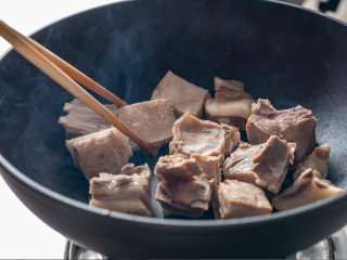 香暖姜枣羊排汤,起锅倒入羊排炒干水分。