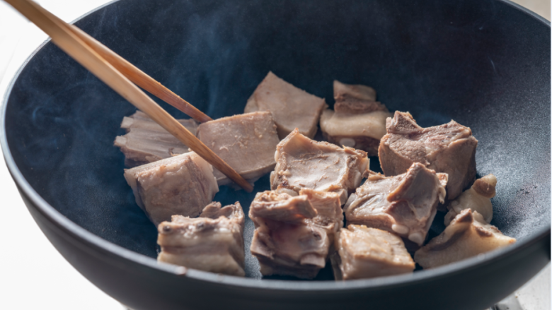 香暖姜枣羊排汤,起锅倒入羊排炒干水分。