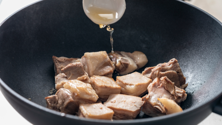 香暖姜枣羊排汤,沿着锅边烹入料酒。