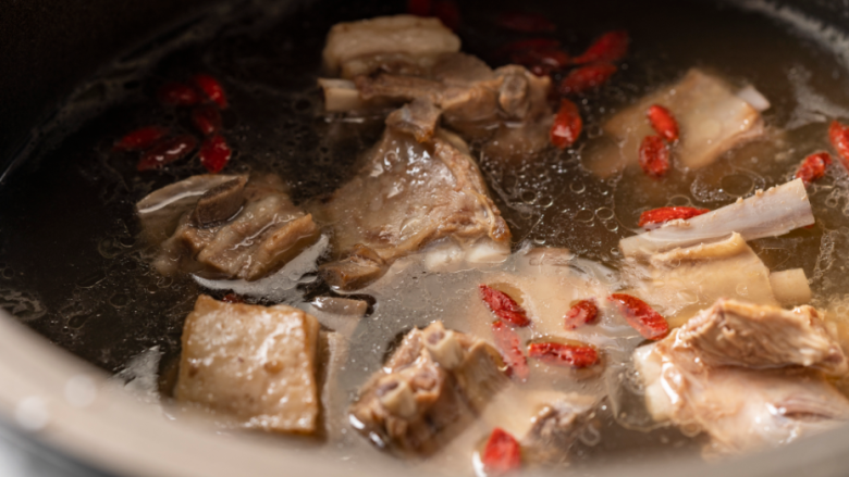 香暖姜枣羊排汤,炖煮至羊排软烂即可。