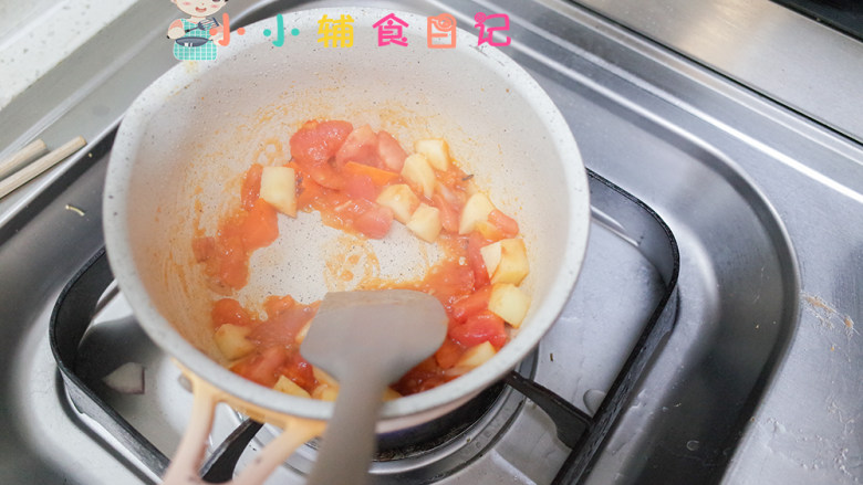 12个月以上番茄土豆牛肉汤,加入锅里一起翻炒然后加水煮