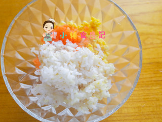 12个月以上时蔬鳕鱼饭团,鳕鱼鸡蛋、胡萝卜、米饭放入碗里搅拌均匀