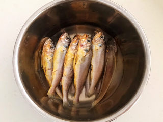酱焖黄花鱼,小黄花鱼放入盆里，刮去鱼鳞