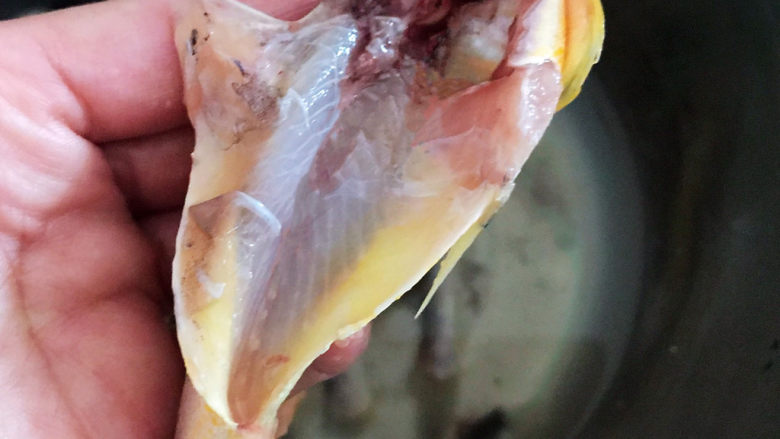 酱焖黄花鱼,清除鱼内脏，要把鱼腹里面的黑膜清洗干净