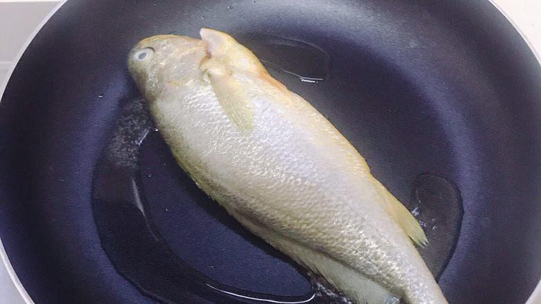 酱焖黄花鱼,用平底锅把鱼的两面煎至金黄