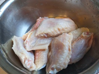 香酥炸鸡翅,鸡翅八个洗干净。