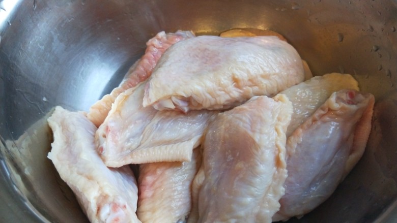 香酥炸鸡翅,鸡翅八个洗干净。