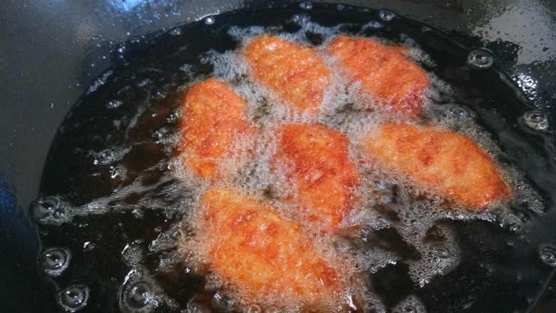 香酥炸鸡翅,鸡翅是生的一定要炸熟炸透，提前炸制金黄捞出来。