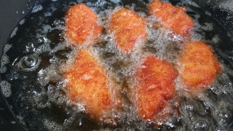 香酥炸鸡翅,吃的时候在炸第二次就会外酥脆里面嫩嫩的。