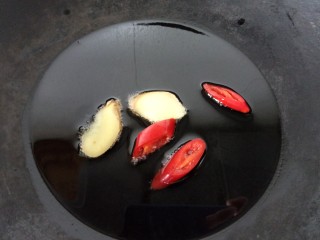 酱焖黄花鱼,锅内放油烧热，放入姜片、辣椒