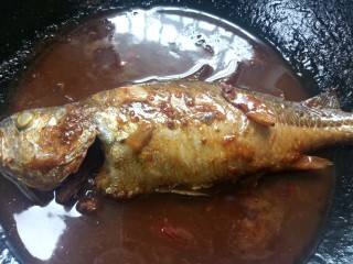 酱焖黄花鱼,煮至鱼上色入味即可出锅