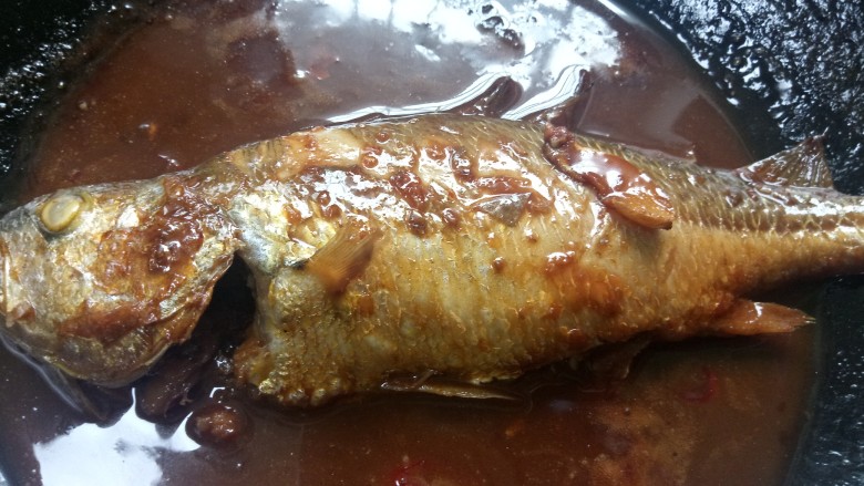 酱焖黄花鱼,煮至鱼上色入味即可出锅