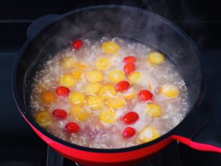 金桔圆子酒酿羹,锅中加入蔓越莓。