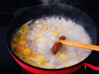 金桔圆子酒酿羹,大火继续煮至汤汁，变得越来越浓稠时。