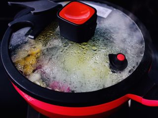 金桔圆子酒酿羹,盖上微压锅的锅盖，中火煮5分钟左右。
