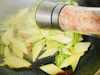醋溜西葫芦,加入适量的盐，快速翻炒。
