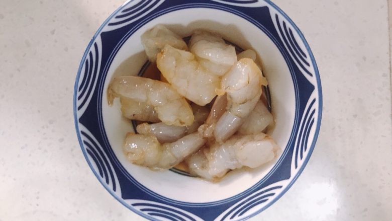 香菇虾仁饺子,生抽和葱姜水腌一会
