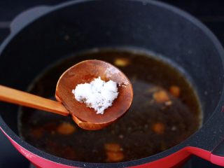 鲳鱼烧冻豆腐,锅中倒入适量的清水，加入白糖调味。