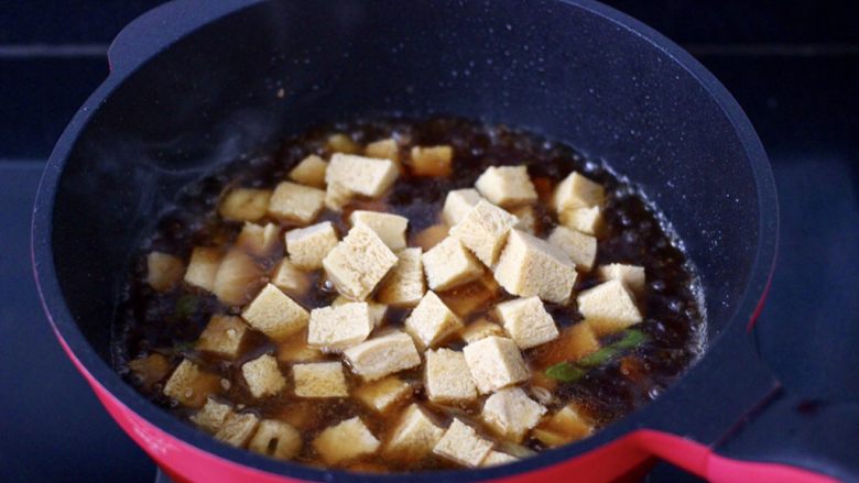 鲳鱼烧冻豆腐,大火煮沸后，放入切块的冻豆腐。