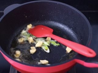鲳鱼烧冻豆腐,用锅中的底油爆香葱蒜末。