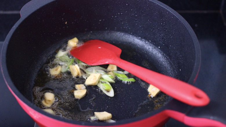 鲳鱼烧冻豆腐,用锅中的底油爆香葱蒜末。