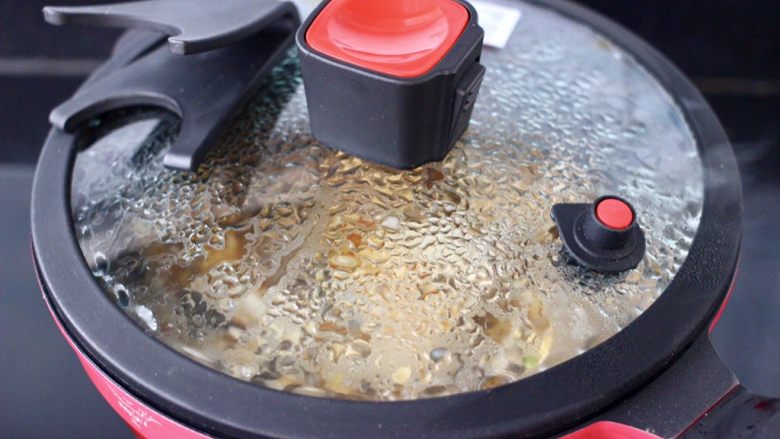 鲳鱼烧冻豆腐,这个时候盖上微压锅的锅盖，大火煮沸后转中火炖煮10分钟左右。