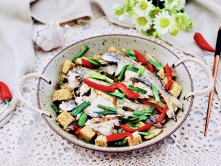 鲳鱼烧冻豆腐,鲜美无比又营养丰富的鲳鱼烧冻豆腐出锅咯。