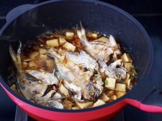 鲳鱼烧冻豆腐,冻豆腐上面铺上煎好的鲳鱼。