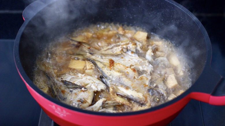 鲳鱼烧冻豆腐,看见锅中汤汁粘稠时。