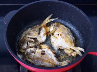 鲳鱼烧冻豆腐,直至把鲳鱼煎至两面金黄色，盛出备用。