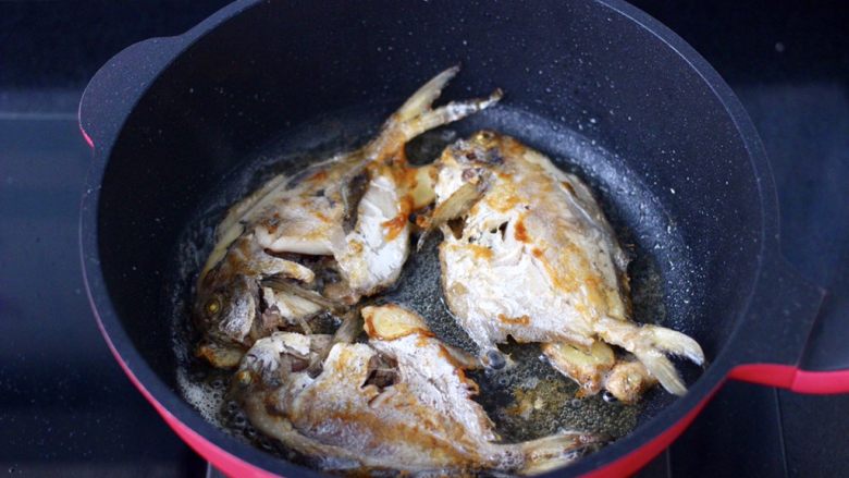 鲳鱼烧冻豆腐,直至把鲳鱼煎至两面金黄色，盛出备用。