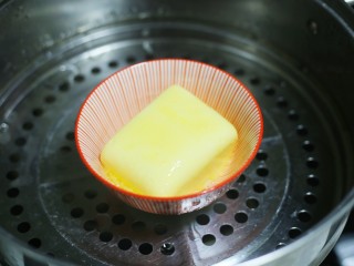 南瓜麻薯包,黄油提前融化。