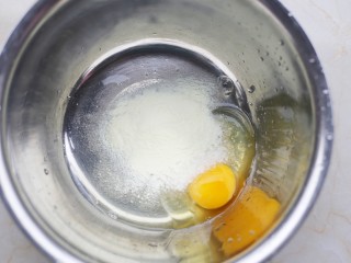 南瓜麻薯包,鸡蛋、白糖、澳优珀淳奶加温水拌匀，小火上稍微加热10秒。
