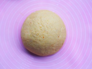 南瓜麻薯包,揉成光滑的面团。