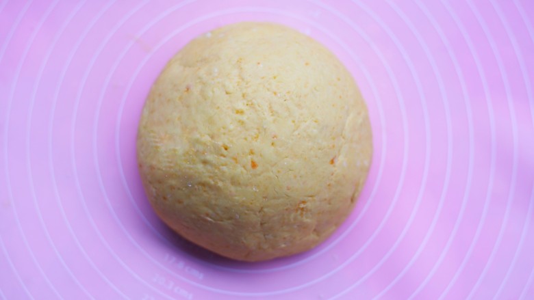 南瓜麻薯包,揉成光滑的面团。