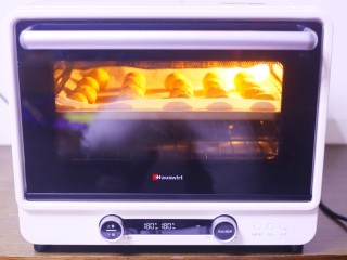 南瓜麻薯包,放入铺好油纸的烤盘，推入预热好的烤箱，180度烤25分钟即可。