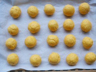 南瓜麻薯包,分成30g大小均等的面团。