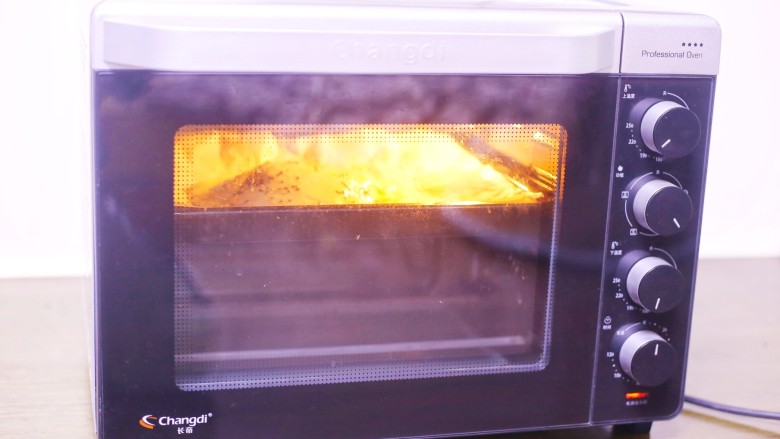 酥到掉渣的爆浆奶香芝士红薯饼,烤箱提前200度预热5分钟，放入烤箱中层上下火烤15分钟即可。