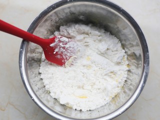 好吃到哭的抹茶麻薯包,大盆中加入麻薯粉。