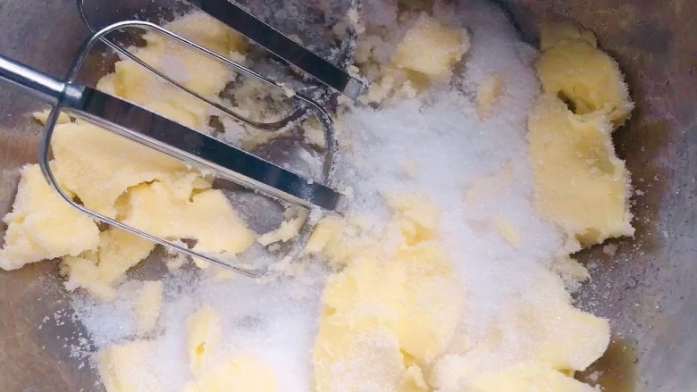 菠萝面包,黄油提前拿到温室软化。等面团发酵到差不多好的时候，大概离一发发酵好还有8-10分钟左右，就可以开始制作菠萝皮。把细砂糖跟盐倒入已经软化好的黄油中先进行打均匀