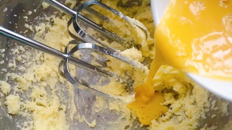 菠萝面包,鸡蛋放入碗中打散，分3次加入黄油中继续打发，每一次加入鸡蛋液必须充分打发均匀才能加入下一次，以此类推